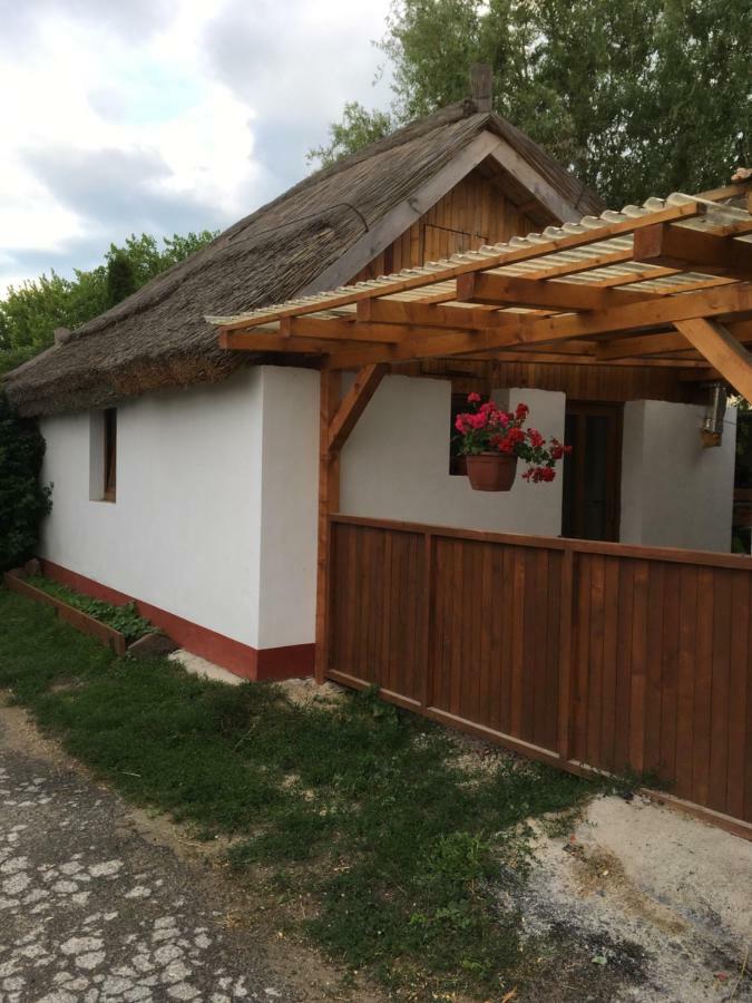 Balatonkenesei Nadfedeles Lovas Vendeghaz Villa Exterior photo